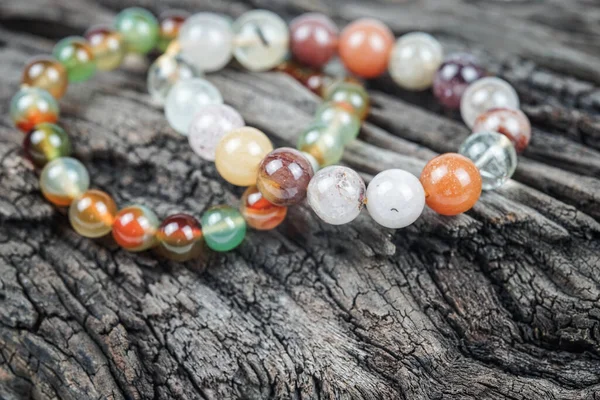 Doğal sentetik taş bilezikli mücevherler. Güzel yarı değerli taş boncuklar.