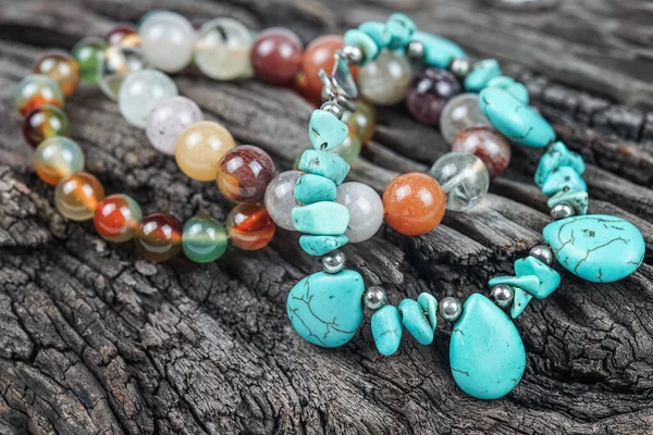 Doğal sentetik taş bilezikli mücevherler. Güzel yarı değerli taş boncuklar.