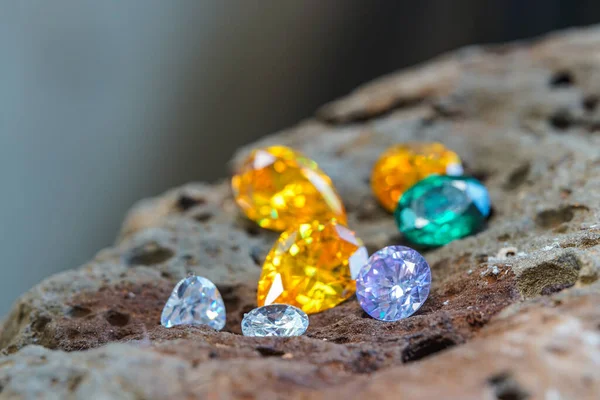 Doğal Safir değerli taş, mücevher veya siyah parlaklık rengi taşlar, birçok farklı doğal taşlar Ametist koleksiyonu,