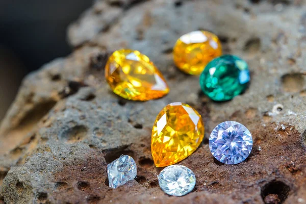 Doğal Safir değerli taş, mücevher veya siyah parlaklık rengi taşlar, birçok farklı doğal taşlar Ametist koleksiyonu,