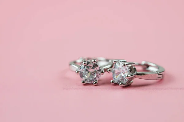 Sluiten Van Verlovingsdiamanten Ringen Liefde Huwelijk Concept — Stockfoto