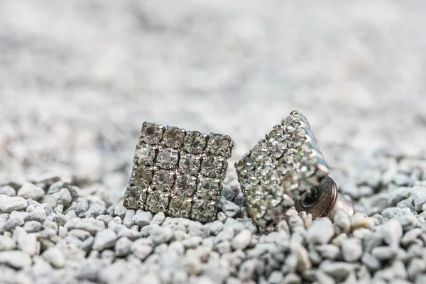 Güzel elmas küpeler. Beyaz elmas küpeleri kapat..