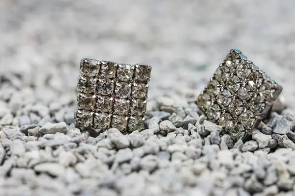 Güzel elmas küpeler. Beyaz elmas küpeleri kapat..