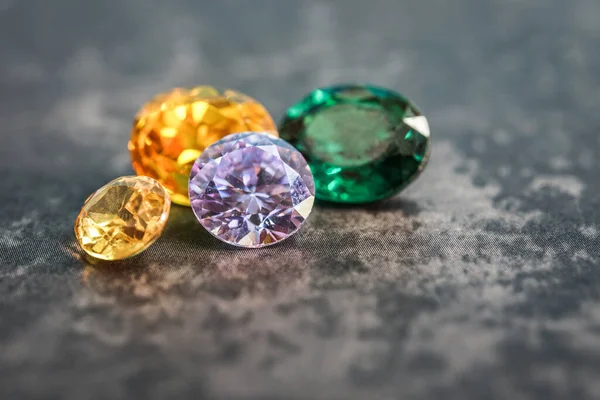 Farklı doğal değerli taşların koleksiyonu