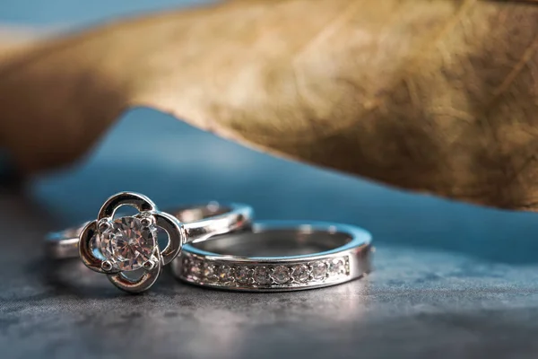 Closeup Diamond Engagement Ring Placed Leaf Love Wedding Concept — Stockfoto