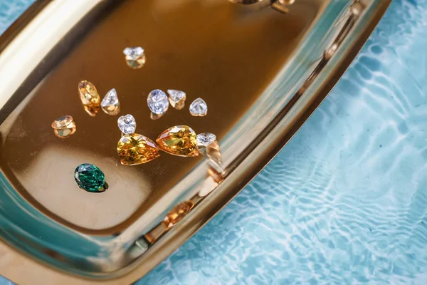 Farklı doğal değerli taşların koleksiyonu