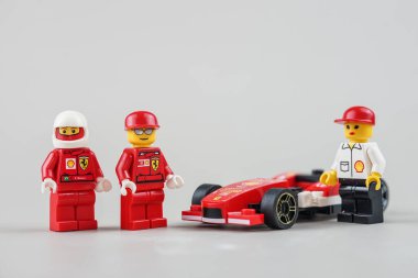 Bangkok, Tayland - 10 Nisan 2022 Ferrari yarış arabasının Lego minyatür sürücüsü. Lego, Lego Grubu tarafından üretilen popüler bir inşaat oyuncağı serisidir.