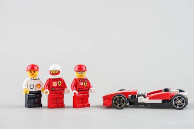 Bangkok, Tayland - 10 Nisan 2022 Ferrari yarış arabasının Lego minyatür sürücüsü. Lego, Lego Grubu tarafından üretilen popüler bir inşaat oyuncağı serisidir.