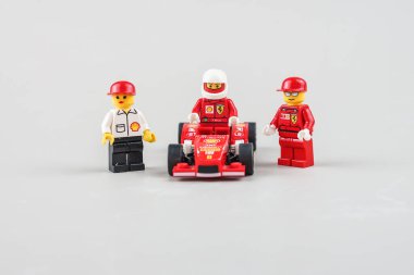 Bangkok, Tayland - 10 Nisan 2022 Ferrari yarış arabasının Lego minyatür sürücüsü. Lego, Lego Grubu tarafından üretilen popüler bir inşaat oyuncağı serisidir.