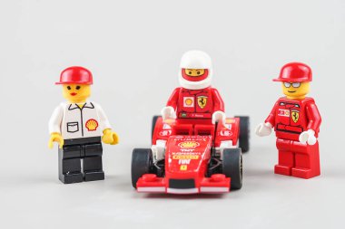 Bangkok, Tayland - 10 Nisan 2022 Ferrari yarış arabasının Lego minyatür sürücüsü. Lego, Lego Grubu tarafından üretilen popüler bir inşaat oyuncağı serisidir.