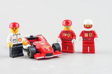 Bangkok, Tayland - 10 Nisan 2022 Ferrari yarış arabasının Lego minyatür sürücüsü. Lego, Lego Grubu tarafından üretilen popüler bir inşaat oyuncağı serisidir.