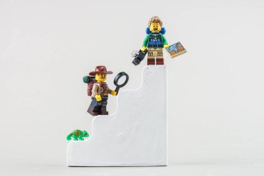 Bangkok, Tayland - 10 Nisan 2022: lego erkek gezgin figürü. Lego dünya çapında çocuklar ve koleksiyoncular arasında son derece popülerdir.