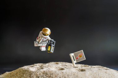 Bangkok, Tayland - 19 Nisan 2022: Lego astronotu Ay 'da