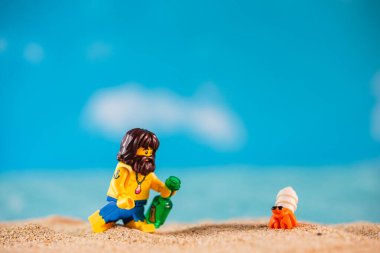Bangkok, Tayland - 19 Nisan 2022 Plaj minimalinde lego adam. Lego dünya çapında çocuklar ve koleksiyoncular arasında son derece popülerdir.