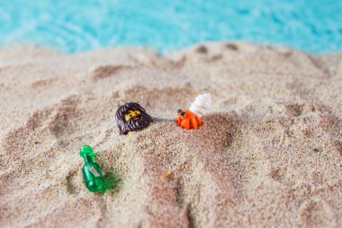 Bangkok, Tayland - 19 Nisan 2022 Plaj minimalinde lego adam. Lego dünya çapında çocuklar ve koleksiyoncular arasında son derece popülerdir.