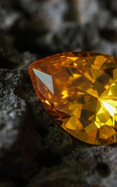 Doğal Safir Taşı, Mücevher ya da siyah parlak renkte mücevherler, taşın üzerinde birçok doğal taşın koleksiyonu.