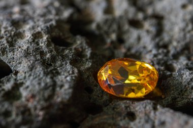 Doğal Safir Taşı, Mücevher ya da siyah parlak renkte mücevherler, taşın üzerinde birçok doğal taşın koleksiyonu.