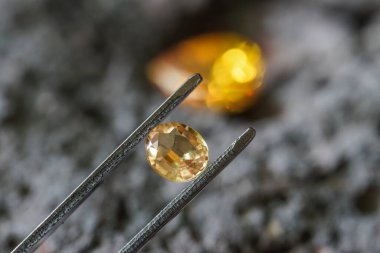 Doğal Safir Taşı, Mücevher ya da siyah parlak renkte mücevherler, taşın üzerinde birçok doğal taşın koleksiyonu.