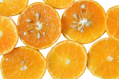 Beyaz arka planda izole edilmiş taze mandalina dilimleri