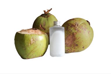 Hindistan cevizi yağı ve hindistan cevizi yağı beyaz arka planda izole edilmiş.