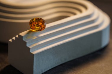 Parlak beyaz şekilli doğal safir mücevher ya da mücevher.