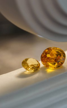 Parlak beyaz şekilli doğal safir mücevherler ya da mücevherler.