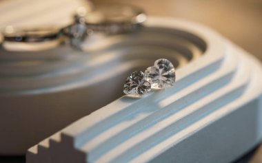 Parlak beyaz şekilli doğal safir mücevherler ya da mücevherler.