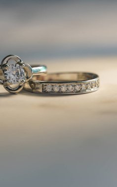 Nişan yüzüklerini kapatın. Aşk ve düğün kavramı.