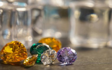 Farklı doğal değerli taşların koleksiyonu