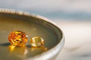 Doğal sarı mineral taşlarına yakın çekim, stüdyo çekimi.