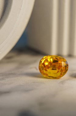 Doğal sarı mineral değerli taşına yakın çekim.