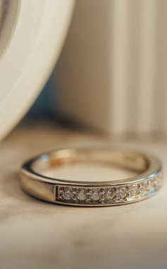 Nişan yüzüğünü kapat. Aşk ve düğün kavramı.