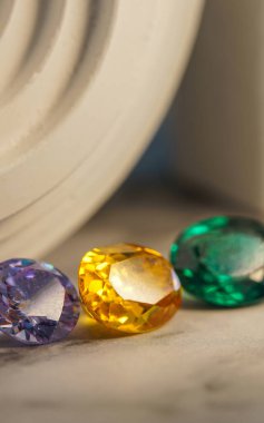 Farklı doğal değerli taşların koleksiyonu