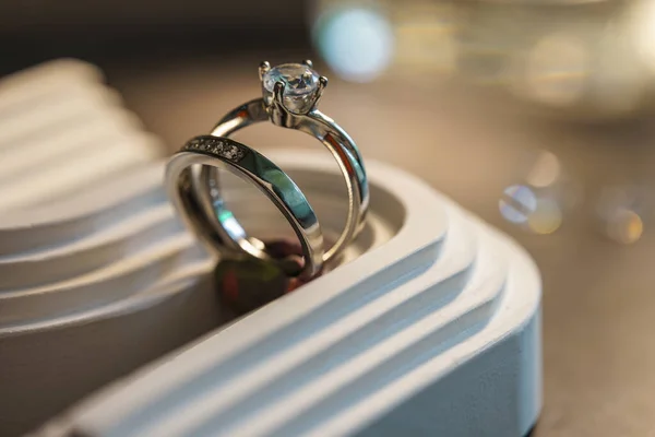 Eljegyzési Gyémánt Gyűrűk Közelsége Szerelem Esküvői Koncepció — Stock Fotó