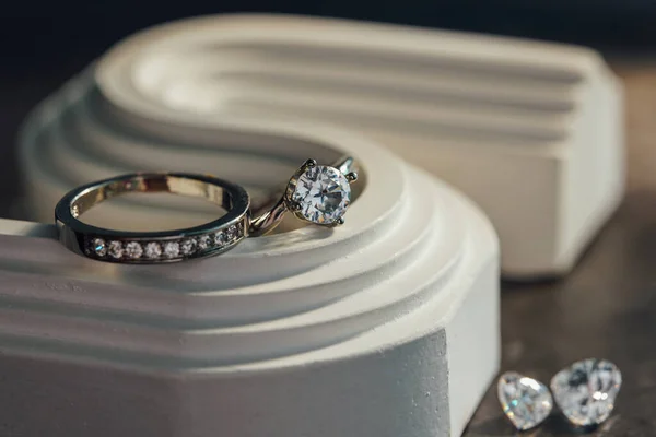 Primer Plano Los Anillos Diamantes Compromiso Amor Concepto Boda —  Fotos de Stock