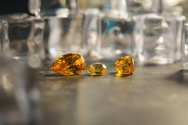 Primer Plano Piedras Preciosas Minerales Amarillas Naturales Plano Estudio Fotos de stock libres de derechos