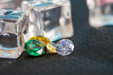 Farklı doğal değerli taşların koleksiyonu