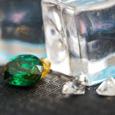 Farklı doğal değerli taşların koleksiyonu