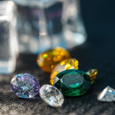 Farklı doğal değerli taşların koleksiyonu