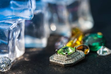 Pahalı kolye ve elmas. Yeşil değerli taşları olan güzel tasarım kolyesi.