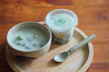 Renkli un ile Tayland tatlısı. Hindistan cevizi sütü soslu Tayland glütenli pirinç topları. Meşhur Tayland tatlıları.)