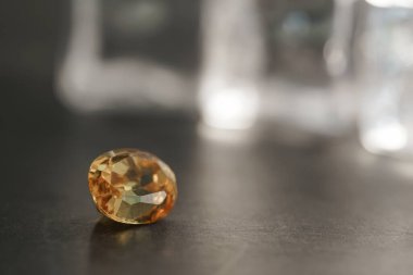 Doğal Safir değerli taş, mücevher veya siyah parlaklık rengi taşlar, birçok farklı doğal taşlar Ametist koleksiyonu,