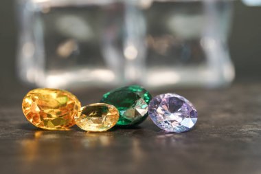 Doğal Safir değerli taş, mücevher veya siyah parlaklık rengi taşlar, birçok farklı doğal taşlar Ametist koleksiyonu,