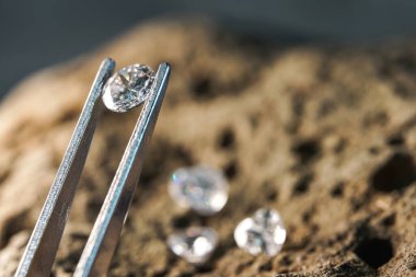 Doğal Safir değerli taş, mücevher veya siyah parlaklık rengi taşlar, birçok farklı doğal taşlar Ametist koleksiyonu,