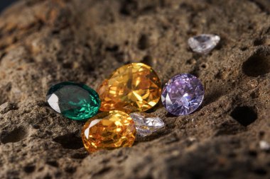 Doğal Safir değerli taş, mücevher veya siyah parlaklık rengi taşlar, birçok farklı doğal taşlar Ametist koleksiyonu,