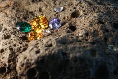 Doğal Safir değerli taş, mücevher veya siyah parlaklık rengi taşlar, birçok farklı doğal taşlar Ametist koleksiyonu,