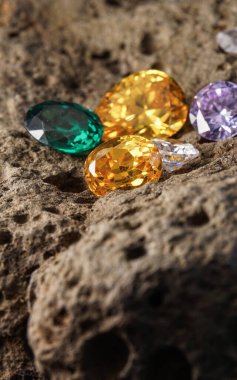 Doğal Safir değerli taş, mücevher veya siyah parlaklık rengi taşlar, birçok farklı doğal taşlar Ametist koleksiyonu,