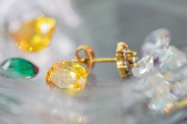 Doğal Safir değerli taş, mücevher veya siyah parlaklık rengi taşlar, birçok farklı doğal taşlar Ametist koleksiyonu,