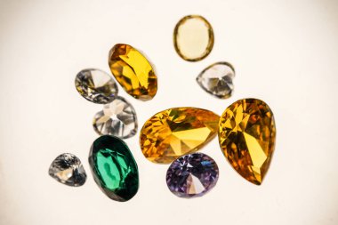 Doğal Safir değerli taş, mücevher veya siyah parlaklık rengi taşlar, birçok farklı doğal taşlar Ametist koleksiyonu,