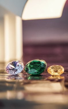 Farklı doğal değerli taşların koleksiyonu